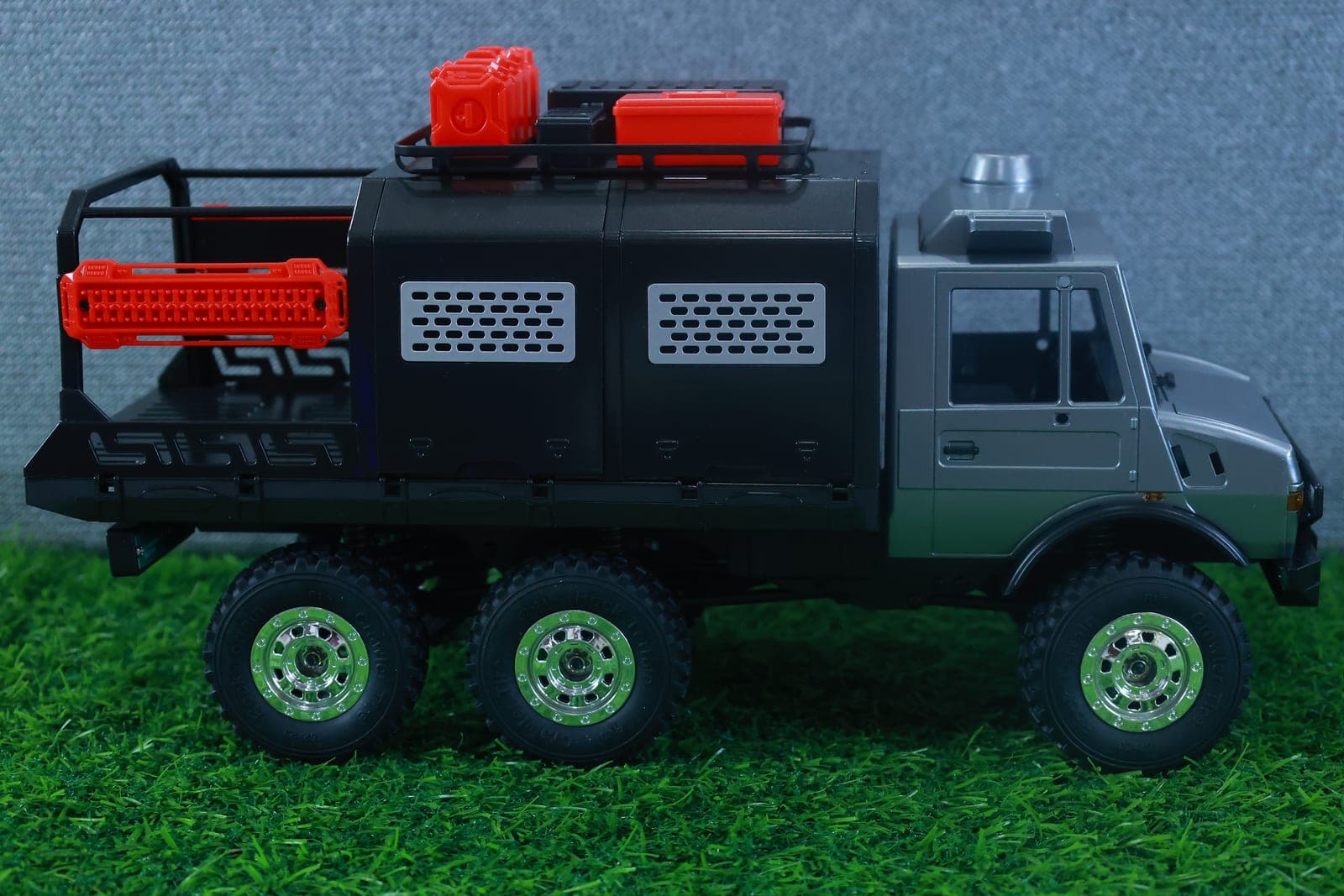 Wild XRC Mercedes Unimog 6WD 1:18 RC Rock Crawler – Metal Frame, RTR — view 2