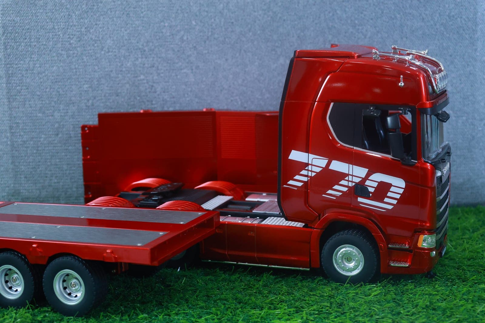 Huina 1501 Scania 770S 1:18 RC Tractor + Flatbed Trailer – 19CH, RTR — view 2