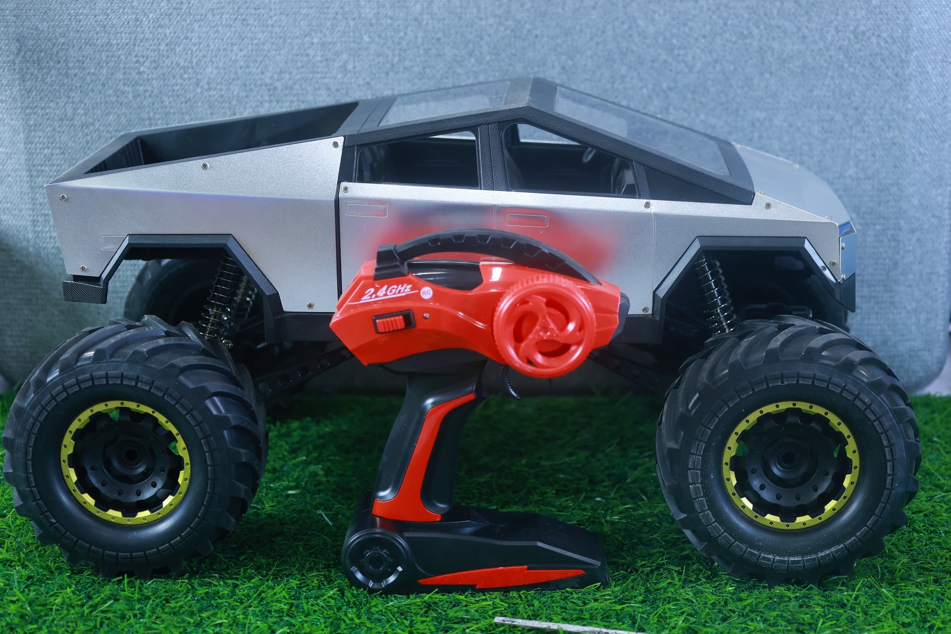 MOKA Rock Crawler 1:8 4WD Cybertruck-Style RC Truck — view 2