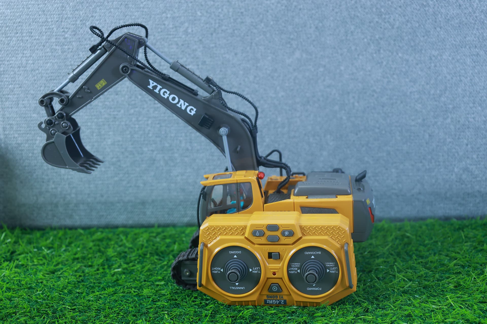 YIGONG YG258C 11-Channel RC Excavator — 2.4GHz, 680° Rotation — view 2