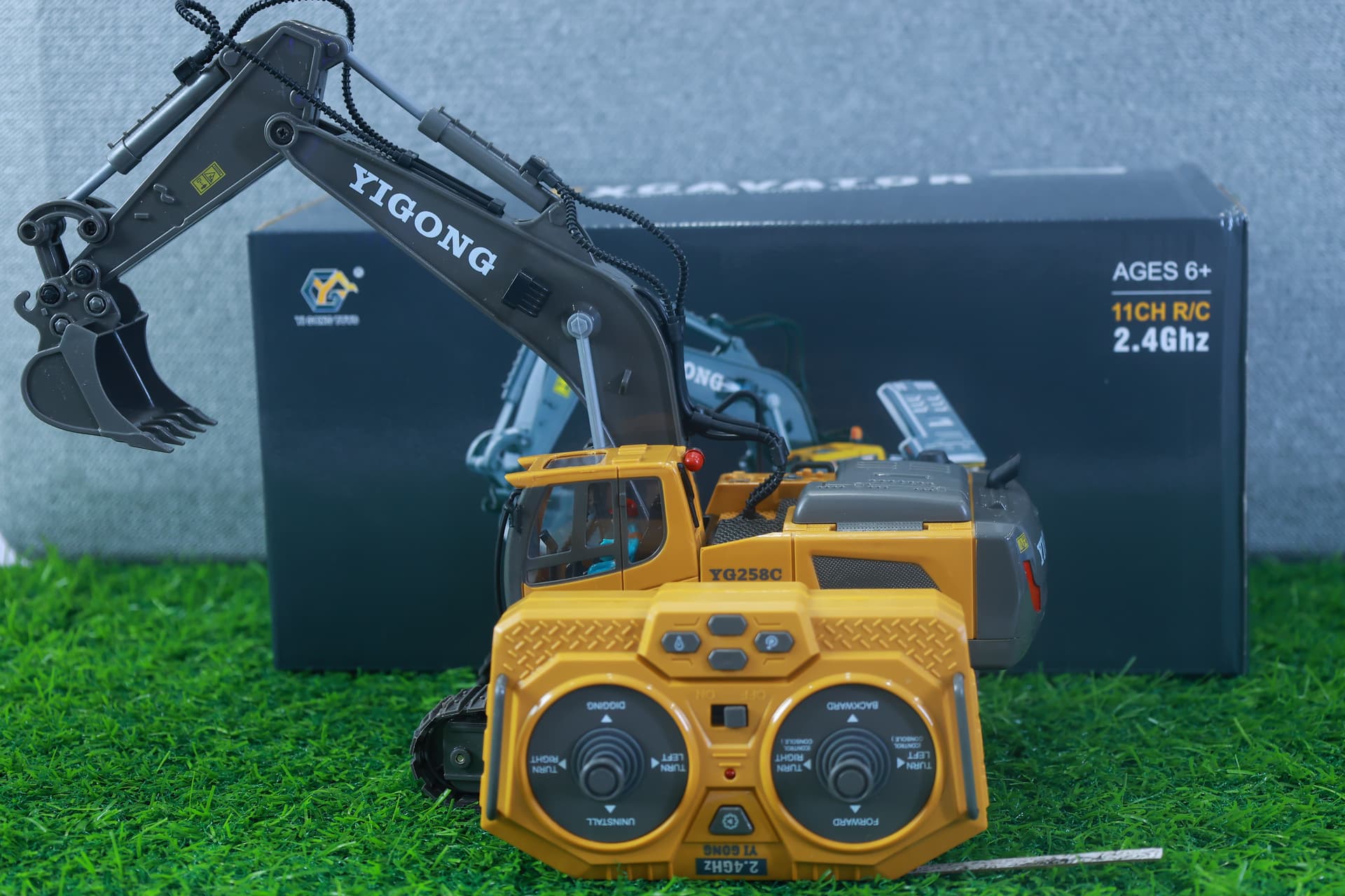 YIGONG YG258C 11-Channel RC Excavator — 2.4GHz, 680° Rotation — view 3