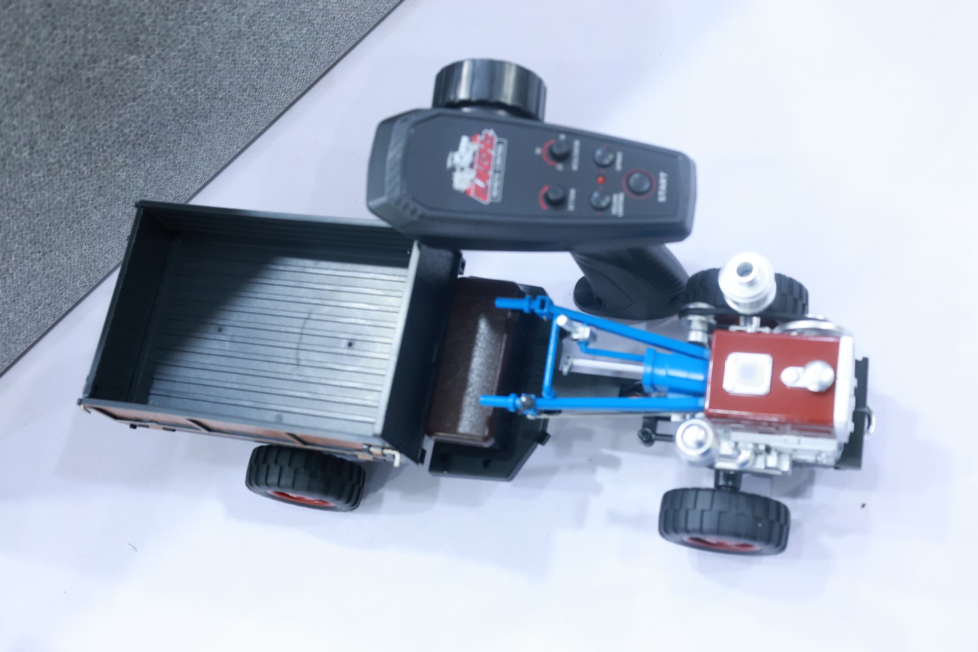Delicate Retro Tractor RC — Lights, Sound & Spray Effect, 4WD — view 2